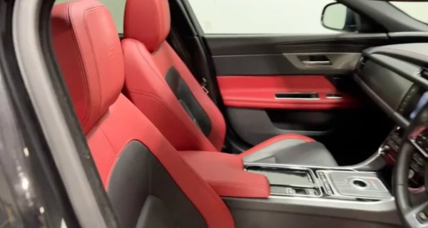 Jaguar XF предлага версиите P250 R-Dynamic SE и по-скъпатаP300 R-Dynamic SE. Изборът на тапицерия Ebony/Red DuoLeather добавя допълнителен отпечатък на лукс в купето. Този червен интериор носи удивителен контраст срещу елегантния екстериор на британската гордост.

Вътре Jaguar се фокусира и върху комфорта с електрически предни седалки с 12 позиции, предлагани като стандартни. Що се отнася до производителността, двигателят P250 предлага 246 коня, които ускоряват до стотака за 6,7 секунди. Ако искате повече мощност, двигателят P300 идва с 296 конски сили, намалявайки времето за споменатото ускорение  под 6 секунди. P250 е със задвижване на задните колела, докато P300 – на всичките. И двата мотора са съчетани с осемстепенна автоматична скоростна кутия.

Този модел също така се един от най-бюджетните луксозни автомобили за закупуване втора употреба – заслужава си.  

